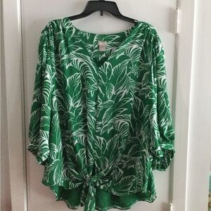 Chicos green and white palm leaf detail vneck tie at waist top.